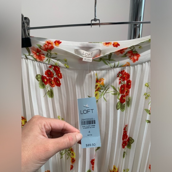 NWT LOFT Floral Pleated Midi Skirt | Size 4P - Picture 4 of 5